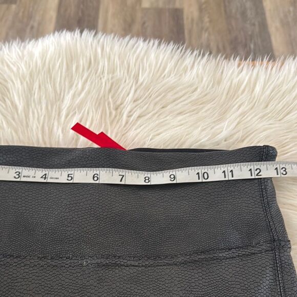 SPANX Faux Leather Black Textured Leggings Size M - Picture 4 of 9